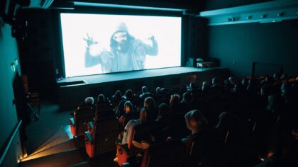Muzika serialuose ir filmuose: kaip garso takeliai tyliai formuoja mūsų skonį ir kasdienius grojaraščius