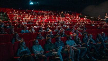 Nuo kino salės iki „Netflix“: kaip šiuolaikiniai romantiniai pasakojimai keičia meilės suvokimą ekrane