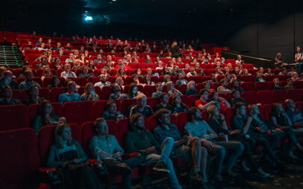 Nuo kino salės iki „Netflix“: kaip šiuolaikiniai romantiniai pasakojimai keičia meilės suvokimą ekrane