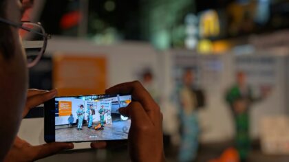 Papildytosios realybės programėlės mieste: kaip telefoną paversti kelionių, mokymosi ir pramogų gidu