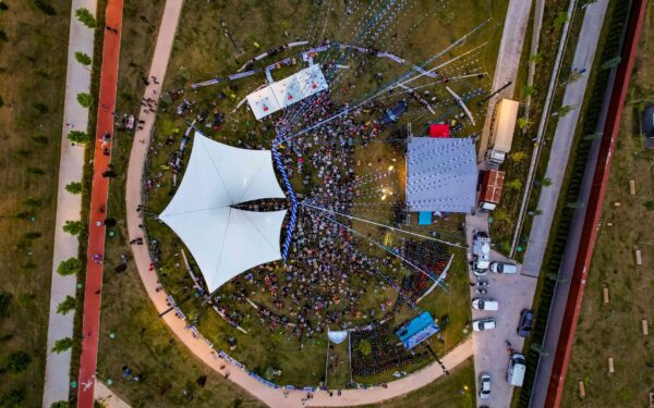 Renginių parkai po atviru dangumi: kaip šiltuoju sezonu išnaudoti miestų erdves muzikai, kinui ir žaidimams