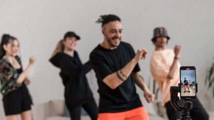 Socialinių tinklų šokiai iš „TikTok“ ekranų keliasi į miestą: kaip prisijungti prie šios bangos ir neatrodyti juokingai