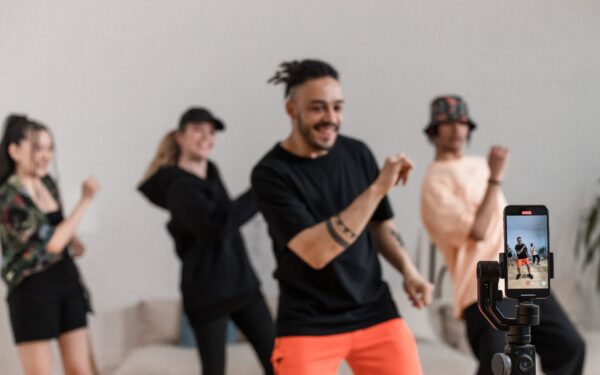 Socialinių tinklų šokiai iš „TikTok“ ekranų keliasi į miestą: kaip prisijungti prie šios bangos ir neatrodyti juokingai