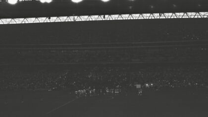 Tarp aikštės ir ekrano: kaip stadionų atmosfera formuoja šiuolaikinį sirgalių kultūros veidą
