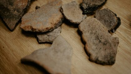 Tarp šukėlių ir lobio: kaip archeologiniai radiniai Lietuvos laukuose keičia požiūrį į praeitį