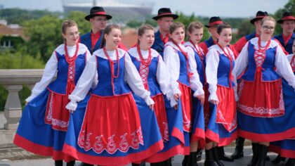 Tautiniai drabužiai šiandien: kaip regionų kostiumai grįžta į sceną ir kasdienį gyvenimą
