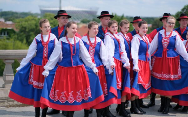 Tautiniai drabužiai šiandien: kaip regionų kostiumai grįžta į sceną ir kasdienį gyvenimą