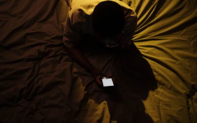 Telefonas rankose nuo ryto iki vakaro: kaip ekranų laikas veikia emocinę sveikatą ir ką galime pakeisti