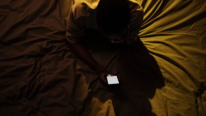 Telefonas rankose nuo ryto iki vakaro: kaip ekranų laikas veikia emocinę sveikatą ir ką galime pakeisti