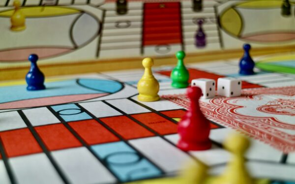 Stalo žaidimų vakarai namuose: kaip susikurti jaukų pramoginį ritualą draugams ir šeimai