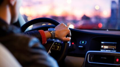 Kada verta rinktis automobilių dalijimosi paslaugas, o kada nuosavą transporto priemonę: skaičiai ir realūs scenarijai