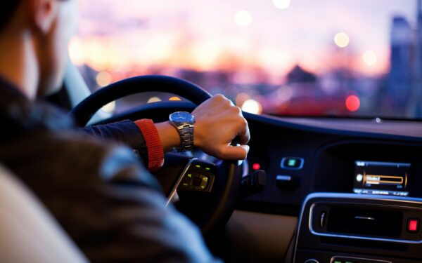 Kada verta rinktis automobilių dalijimosi paslaugas, o kada nuosavą transporto priemonę: skaičiai ir realūs scenarijai