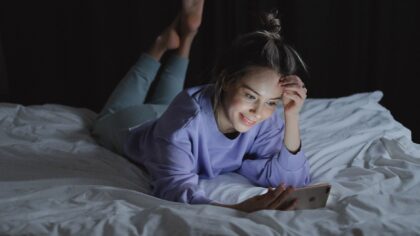 Vakarinis ekranų blizgesys ir miegas: kaip išmanieji įrenginiai tyliai keičia nakties poilsį ir ką galime daryti kitaip