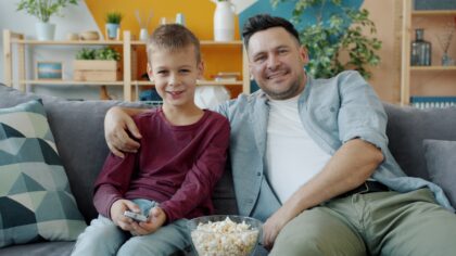Žiemos vakarai prie ekranų: kaip saugiai mėgautis serialais ir žaidimais nepabloginant sveikatos