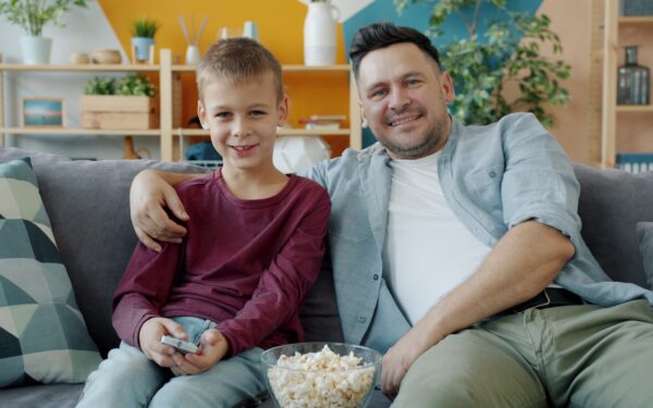 Žiemos vakarai prie ekranų: kaip saugiai mėgautis serialais ir žaidimais nepabloginant sveikatos