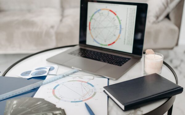 Zodiako ženklai ir pinigai: kokie finansiniai įpročiai gimimo datai suteikia stipriąsias ir silpnąsias puses