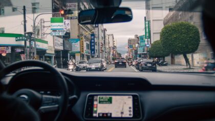 Ar verta persėsti į hibridinį automobilį: degalų taupymas, priežiūra ir kada jis atsiperka