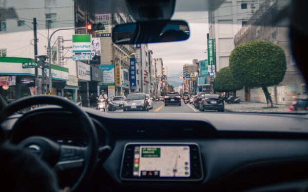 Ar verta persėsti į hibridinį automobilį: degalų taupymas, priežiūra ir kada jis atsiperka