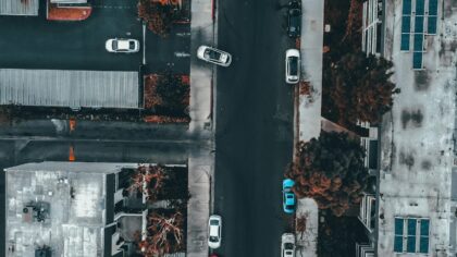 Automobilis stovi kieme, o išlaidos auga: kaip realiai sumažinti nuosavo auto kainą neužmetant vairo