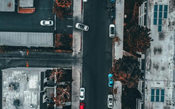Automobilis stovi kieme, o išlaidos auga: kaip realiai sumažinti nuosavo auto kainą neužmetant vairo