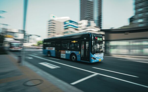 DI viešajame transporte: kaip prognozavimo sistemos padeda keliauti sklandžiau ir mažinti spūstis miestuose