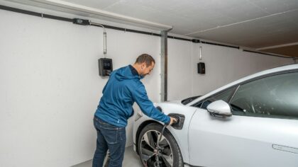 Kada verta atsisakyti vidinio degimo variklio: kaip įvertinti, ar jūsų seniems ratus jau laikas keisti elektromobiliu