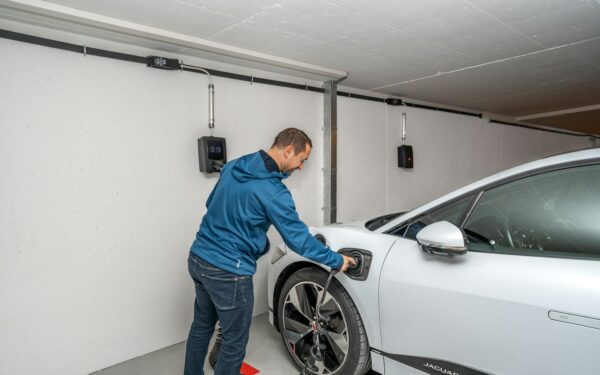 Kada verta atsisakyti vidinio degimo variklio: kaip įvertinti, ar jūsų seniems ratus jau laikas keisti elektromobiliu