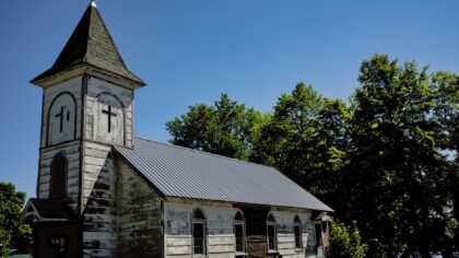 Kaimo medinės bažnyčios kaip gyvos atminties archyvai: ką jos pasakoja apie Lietuvos istoriją ir šiandieną
