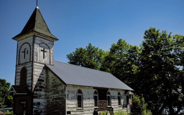 Kaimo medinės bažnyčios kaip gyvos atminties archyvai: ką jos pasakoja apie Lietuvos istoriją ir šiandieną