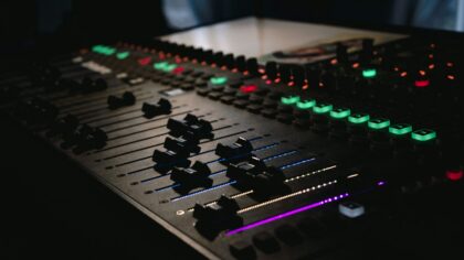Kaip atsiranda šiuolaikiniai remiksai: nuo DJ pulto iki „Spotify“ grojaraščių viršūnių