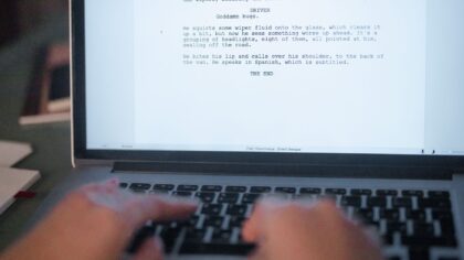 Kaip gimsta kino scenarijus: nuo pirmos idėjos iki dialogų, kurie pagauna žiūrovą