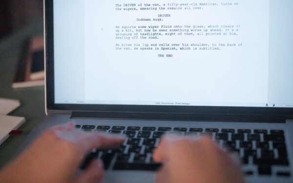Kaip gimsta kino scenarijus: nuo pirmos idėjos iki dialogų, kurie pagauna žiūrovą