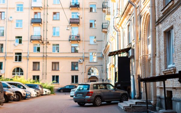 Kaip pasikeitė parkavimas daugiabučių kiemuose: naujos taisyklės, žalieji plotai ir ką gali padaryti gyventojai