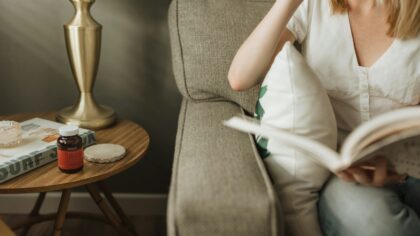Kaip subalansuoti ekranų laiką vakare: paprasti žingsniai ramesniam poilsiui ir geresniam miegui