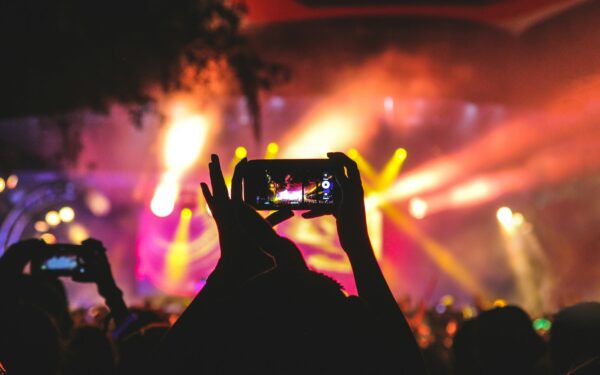 Kas nutinka dainai, kai ji tampa interneto memu: kaip humoras ir viral klipai perrašo muzikos sėkmės taisykles