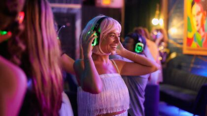 Kas yra silent disco ir kodėl ji traukia Lietuvos miestų jaunimą: tylūs vakarėliai su triukšmingais įspūdžiais