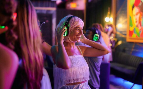 Kas yra silent disco ir kodėl ji traukia Lietuvos miestų jaunimą: tylūs vakarėliai su triukšmingais įspūdžiais