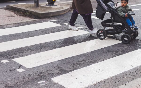 Kasdieniai maršrutai su vaikais į mokyklą: kaip protingai derinti pėsčiąjį judėjimą, dviračius ir viešąjį transportą