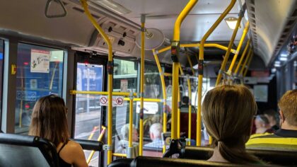 Kasdienis skaitymas viešajame transporte: kaip maršrutiniai maratonai tampa nauja kultūrine erdve
