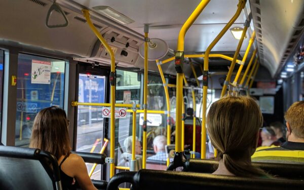 Kasdienis skaitymas viešajame transporte: kaip maršrutiniai maratonai tampa nauja kultūrine erdve