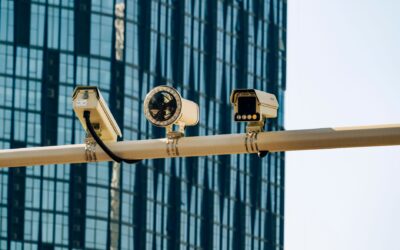 Kasdienybėje tyliai veikiantys stebėjimo ekranai: kaip atpažinti sekimo technologijas ir sumažinti skaitmeninį pėdsaką