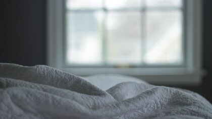 Lėtas prabudimas vietoj šoko žadintuvo: kaip rytinė tyla ir keli mažyčiai ritualai nubrėžia visos dienos toną
