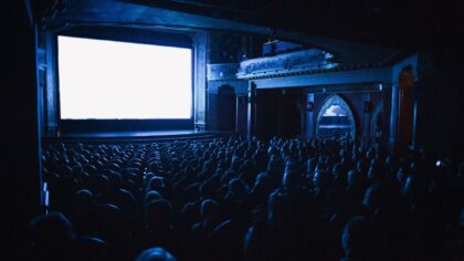 Lėto žiūrėjimo malonumas: kaip ilgi, tylūs ir apmąstymus skatinantys filmai tampa poilsiu nuo perkrovaus kino