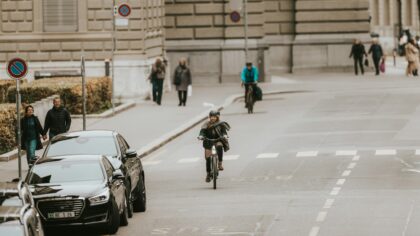 Mieste daugėja paspirtukų ir dviračių: kaip saugiai dalintis erdve ir planuoti kasdienes keliones