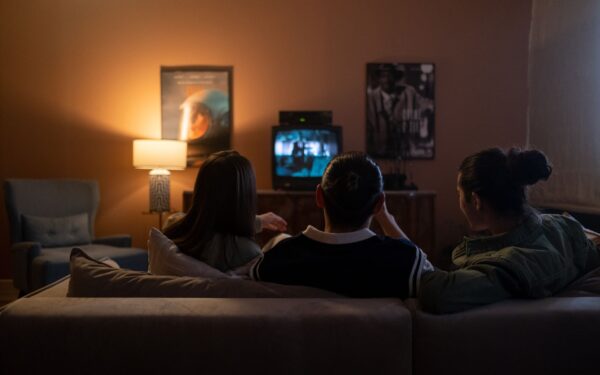 Nuo baimės iki katarsio: kaip šiuolaikiniai siaubo kino maratonai tapo vakaro ritualu namuose