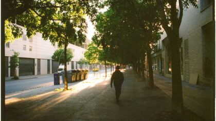 Rytinis pasivaikščiojimas kaip dienos tonas: kuo naudingas lėtas judesys iškart po pabudimo