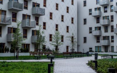 Senų daugiabučių kiemai kaip kultūrinės scenos: ką pasako mūsų kasdienės erdvės tarp namų