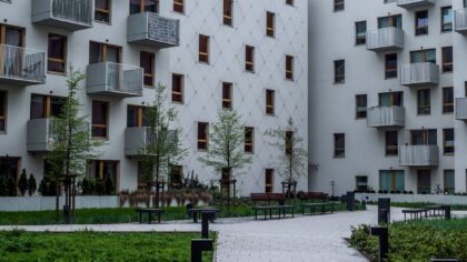 Senų daugiabučių kiemai kaip kultūrinės scenos: ką pasako mūsų kasdienės erdvės tarp namų