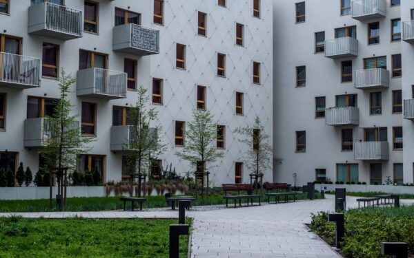 Senų daugiabučių kiemai kaip kultūrinės scenos: ką pasako mūsų kasdienės erdvės tarp namų