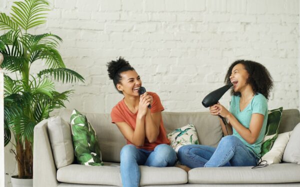 Spontaniški karaoke vakarai namuose: kaip iš telefono ekrano pasidaryti jaukią muzikos šventę